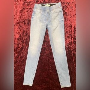 Fun to wear NWOT Old Navy Rockstar Jeggings Size 4